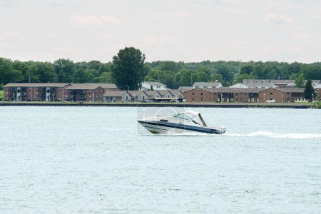 Kleines Flitzer-Boot auf dem Fluss Ontario
