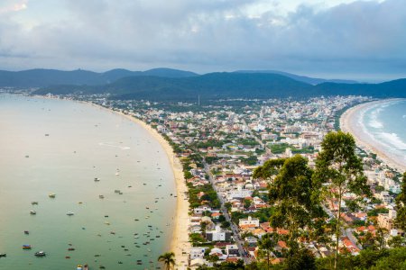 Foto de Vista panorámica de las playas de Canto grande y Mariscal en Bombinhas, Brasil - Imagen libre de derechos