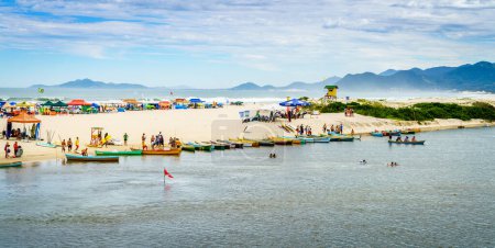Téléchargez les photos : Guarda do Embau, 14 janvier 2022 : Rio da Madre séparant la plage de Praia Guarda do Embau du continent - en image libre de droit