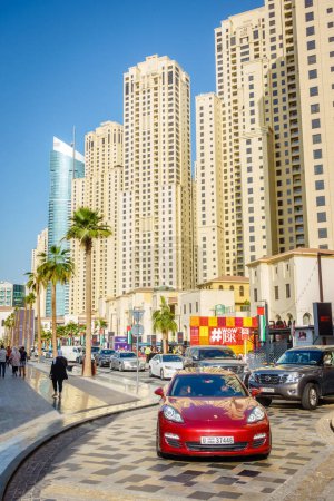 Foto de Dubai, Emiratos Árabes Unidos, 23 de febrero de 2018: Siempre ocupado Jumeirah Beach Residence (JBR) drive - un popular destino de compras, restaurantes y entretenimiento - Imagen libre de derechos
