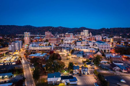 Foto de Vista aérea del centro de Asheville, Carolina del Norte por la noche - Imagen libre de derechos