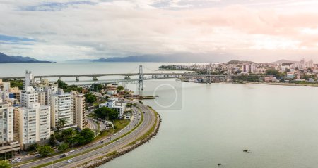 Foto de Vista aérea del puente Hercilio Luz que conecta la isla de Santa Catarina y Florianópolis con el Brasil continental - Imagen libre de derechos
