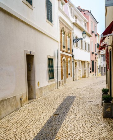Téléchargez les photos : Rue pavée piétonne à Cascais, Portugal - en image libre de droit