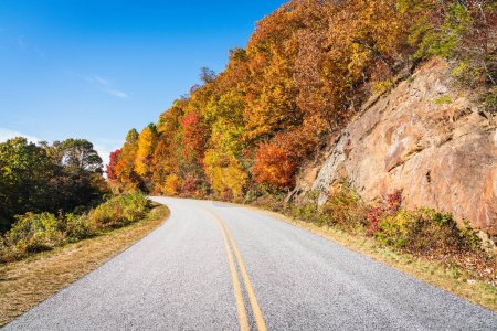 Blick auf den Blue Ridge Parkway in der Nähe von Asheville in North Carolina im Herbst