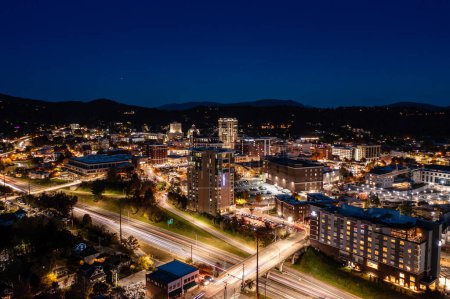 Foto de Vista aérea del centro de Asheville, Carolina del Norte por la noche - Imagen libre de derechos