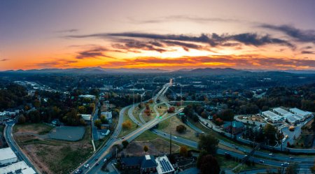 Foto de Vista aérea panorámica de la puesta de sol sobre las montañas Smoky desde Asheville, Carolina del Norte - Imagen libre de derechos