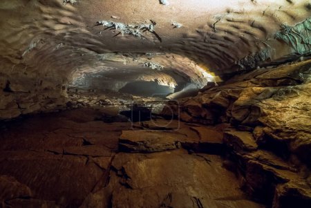 Téléchargez les photos : Cascade cave in Carter Caves State Park in Kentucky - en image libre de droit