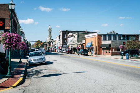 Téléchargez les photos : Georgetown, Kentucky, October 17, 2016: Main Street in Georgetown, Kentucky on a beautiful fall sunny day. - en image libre de droit