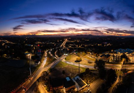 Foto de Vista aérea panorámica de la puesta de sol sobre las montañas Smoky desde Asheville, Carolina del Norte - Imagen libre de derechos