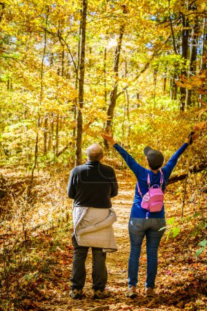 Téléchargez les photos : Senior couple is hiking in the woods in North Carolina in fall - en image libre de droit