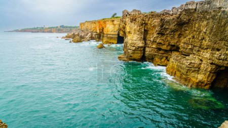 Téléchargez les photos : Atlantic coastline near Boca do Inferno - an open cavern near Cascais, Portugal - en image libre de droit