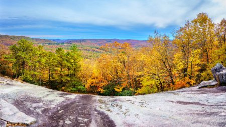 Foto de Scenic view from Stone Mountain in North Carolina in fall - Imagen libre de derechos