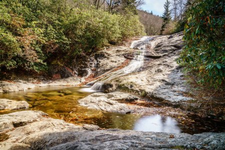 Téléchargez les photos : Long exposure image of Bubbly Falls waterfall in Appalachian Mountains of North Carolina near Blue Ridge Parkway - en image libre de droit