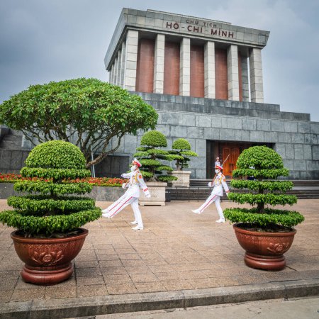 Foto de Hanoi, Vietnam, 13 de noviembre de 2022: Cambio de guardia en el mausoleo Ho Chi Minh en Hanoi, Vietnam - Imagen libre de derechos