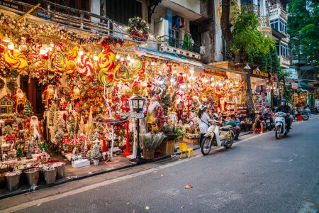 Téléchargez les photos : Hanoi, Vietnam, 14 novembre 2022 : Affichage lumineux d'un magasin de Noël dans le quartier français de Hanoi, Vietnam - en image libre de droit