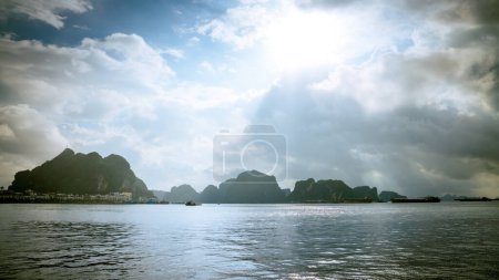 Foto de Paisaje nublado matutino sobre Ha Long Bay en Vietnam - Imagen libre de derechos