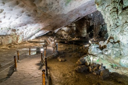 Foto de Vista panorámica del interior de la gruta de Thien Cung en Ha Long Bay, Vietnam. - Imagen libre de derechos