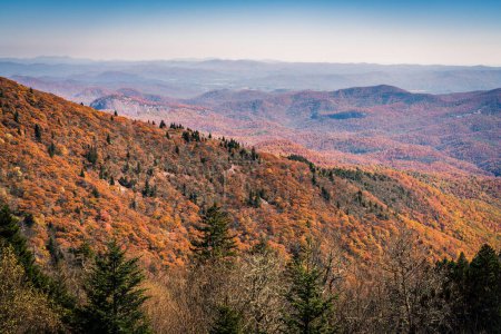 Foto de Vista panorámica de las montañas ahumadas desde Blue Ridge Parkway en Carolina del Norte en otoño - Imagen libre de derechos