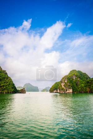 Foto de Paisaje marino escénico en Ha Long Bay en Vietnam - Imagen libre de derechos