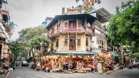 Foto de Hanoi, Vietnam, 14 de noviembre de 2022: Exhibición iluminada de una tienda de Navidad en French Quarter en Hanoi, Vietnam - Imagen libre de derechos