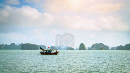 Foto de Paisaje marino escénico en Ha Long Bay en Vietnam - Imagen libre de derechos