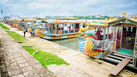 Foto de Hue, Vietnam, 17 de noviembre de 2022: Los barcos turísticos están estacionados a orillas del río Perfume en Hue, Vietnam Central - Imagen libre de derechos