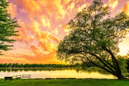 Téléchargez les photos : Coucher de soleil spectaculaire sur Wing Lake dans le canton de Bloomfield dans le Michigan - en image libre de droit