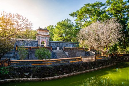 Téléchargez les photos : Porte de la cour d'honneur a le site du tombeau Tu Duc à Hue, Vietnam - en image libre de droit