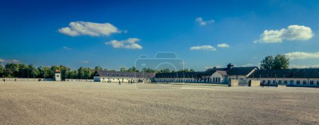 Téléchargez les photos : Dachau, Allemagne, le 30 septembre 2015 : La zone d'appel nominal, avec le bâtiment d'entretien à droite sur le site commémoratif du camp de concentration de Dachau - en image libre de droit