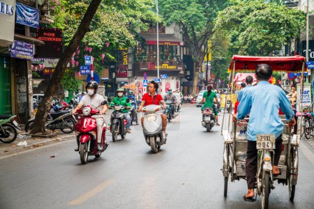 Foto de Hanoi, Vietnam, 14 de noviembre de 2022: Ocupada escena de steet en el Barrio Francés de Hanoi. - Imagen libre de derechos