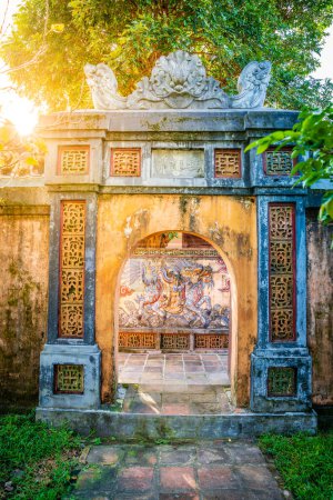 Téléchargez les photos : Porte traditionnelle sur le site du tombeau Tu Duc à Hue, Vietnam - en image libre de droit