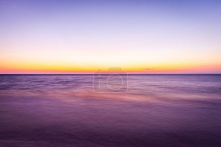 Téléchargez les photos : Image longue exposition de la lueur du coucher du soleil sur le golfe du Mexique à St Pete Beach, FL - en image libre de droit