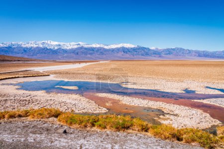 Foto de Vista panorámica de la cuenca Badwater, el punto más bajo de América del Norte. Parque Nacional Death Valley, California - Imagen libre de derechos