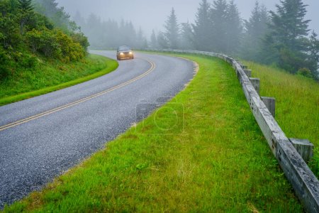 Foto de Niebla temprana de la mañana en Blue Ridge Parkway cerca de Maggie Valley, Carolina del Norte - Imagen libre de derechos