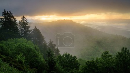 Téléchargez les photos : Vue sur les montagnes Smokie depuis Blue Ridge Parkway avec un ciel nocturne spectaculaire et du brouillard s'élevant des vallées - en image libre de droit