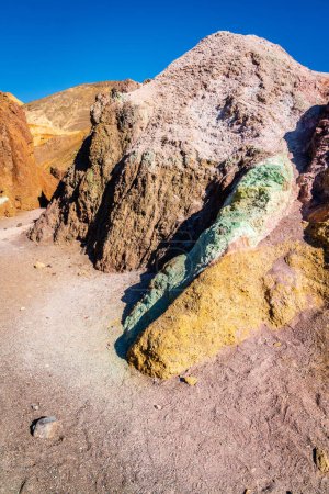 Foto de Sendero a través de los depósitos volcánicos de Artistas Palete en el Parque Nacional Death Vallley en California - Imagen libre de derechos