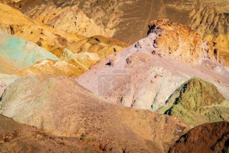 Téléchargez les photos : Vue panoramique de la Palette des Artistes - collines couvertes de dépôts volcaniques colorés dans le parc national de Death Valley, Californie - en image libre de droit
