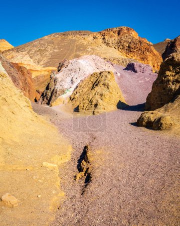 Téléchargez les photos : Sentier pédestre à travers les dépôts volcaniques d'Artistes Palete dans le parc national Death Vallley en Californie - en image libre de droit