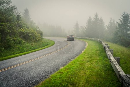 Téléchargez les photos : Brouillard matinal sur Blue Ridge Parkway près de Maggie Valley, Caroline du Nord - en image libre de droit