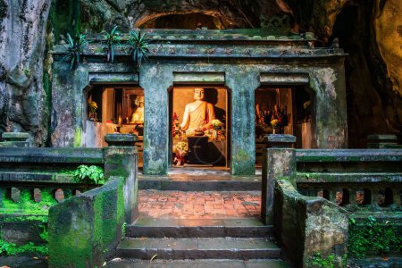 Téléchargez les photos : Un sanctuaire bouddhiste dans la grotte de Huyen Khong sur la montagne de marbre au Vietnam - en image libre de droit