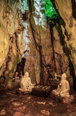 Téléchargez les photos : Sculpture de joueurs d'échecs à Ban Go Grotto à l'intérieur de la grotte de Tang Chon sur la montagne de marbre au Vietnam - en image libre de droit