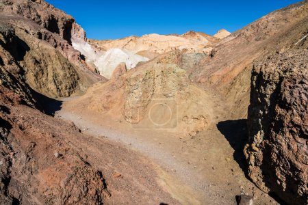 Téléchargez les photos : Sentier pédestre à travers les dépôts volcaniques d'Artistes Palete dans le parc national Death Vallley en Californie - en image libre de droit