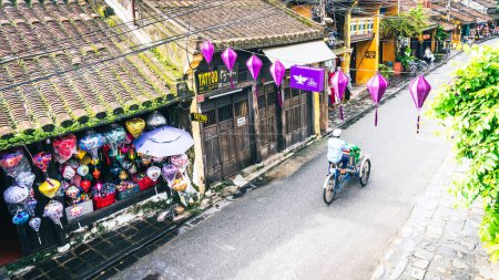 Foto de Hoi An, Vietnam, 20 de noviembre de 2022: Vista aérea de una calle comercial en la ciudad de Hoi An, Vietnam - Imagen libre de derechos