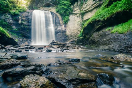 Téléchargez les photos : Looking Glass Falls in the Pisgah National Forest near Brevard, North Carolina - en image libre de droit