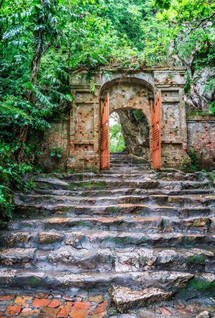 Téléchargez les photos : Old stone steps and a gate leading to the Marble Mountain in Vietnam - en image libre de droit