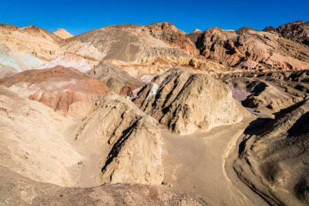 Téléchargez les photos : Vue panoramique de la Palette des Artistes - collines couvertes de dépôts volcaniques colorés dans le parc national de Death Valley, Californie - en image libre de droit