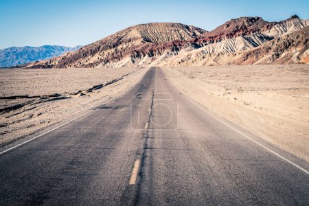 Foto de Road near Badwater Basin in Death Valley National Park in California - Imagen libre de derechos