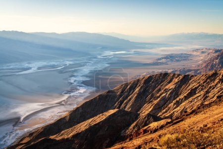 Foto de Vista panorámica de los salares desde Dantes Vista en el Parque Nacional Death Valley en California - Imagen libre de derechos