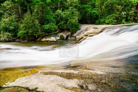 Téléchargez les photos : Image longue exposition d'une cascade sur North Fork French Broad River en Caroline du Nord - en image libre de droit