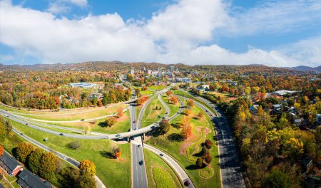 Téléchargez les photos : Vue aérienne d'Asheville, Caroline du Nord à l'automne - en image libre de droit